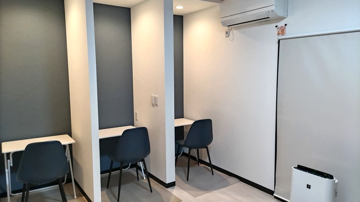 集中スペースのブース席が並ぶ部屋