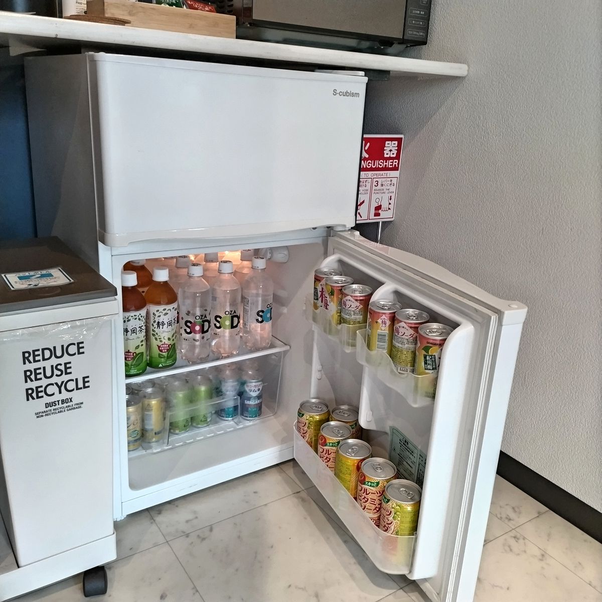 冷蔵庫の中のドリンク。お茶・炭酸水・ジュースなど