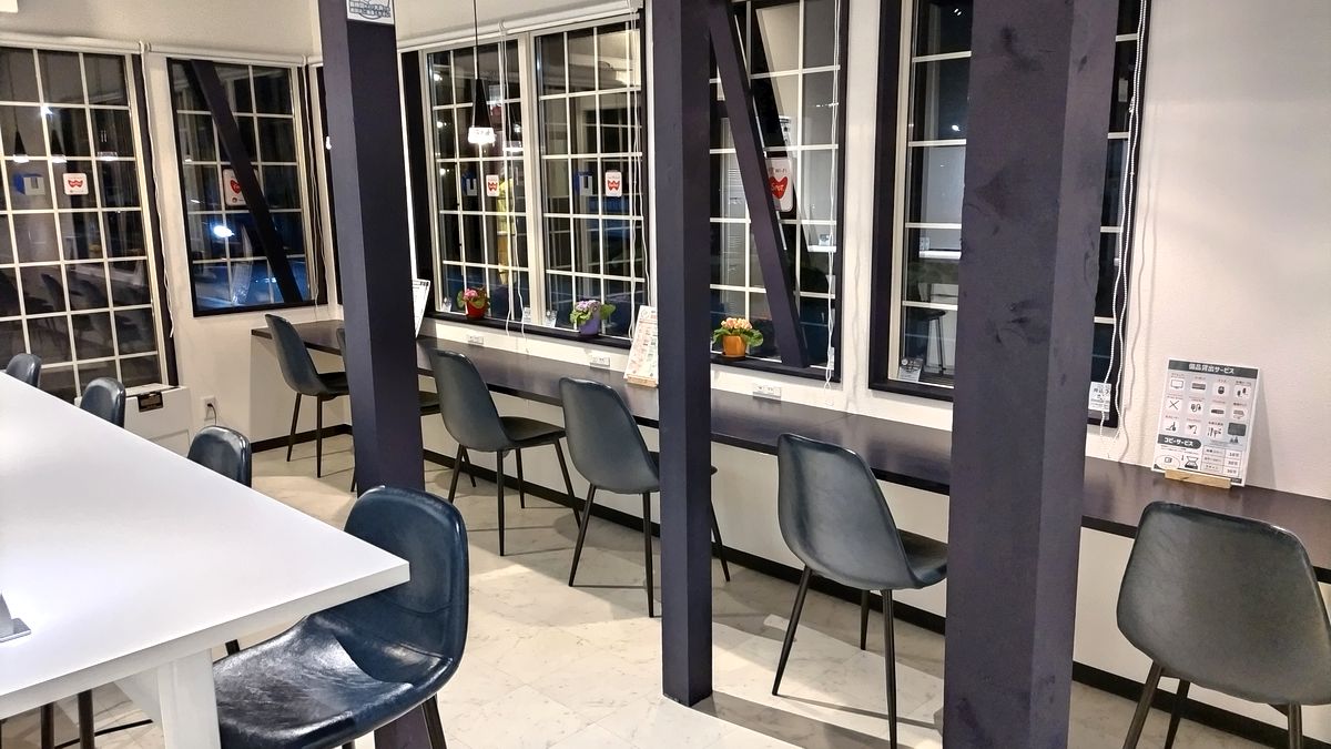 夜のメインスペース。窓際のカウンター席が照明に照らされている