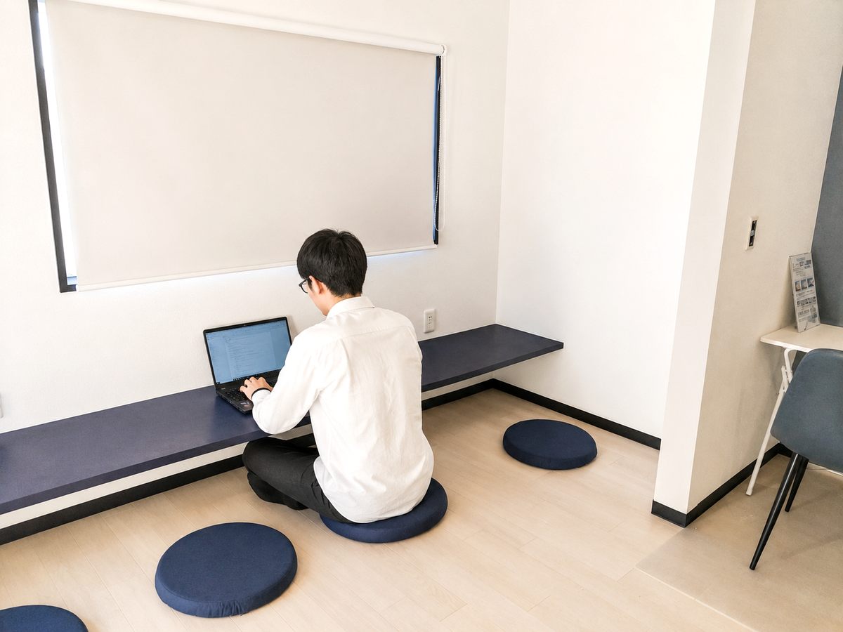 座敷席で作業する様子